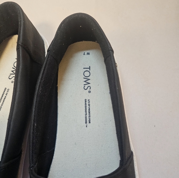 TOMS Classic Black Canvas Slip-Ons Size 7 - Picture 2 of 7